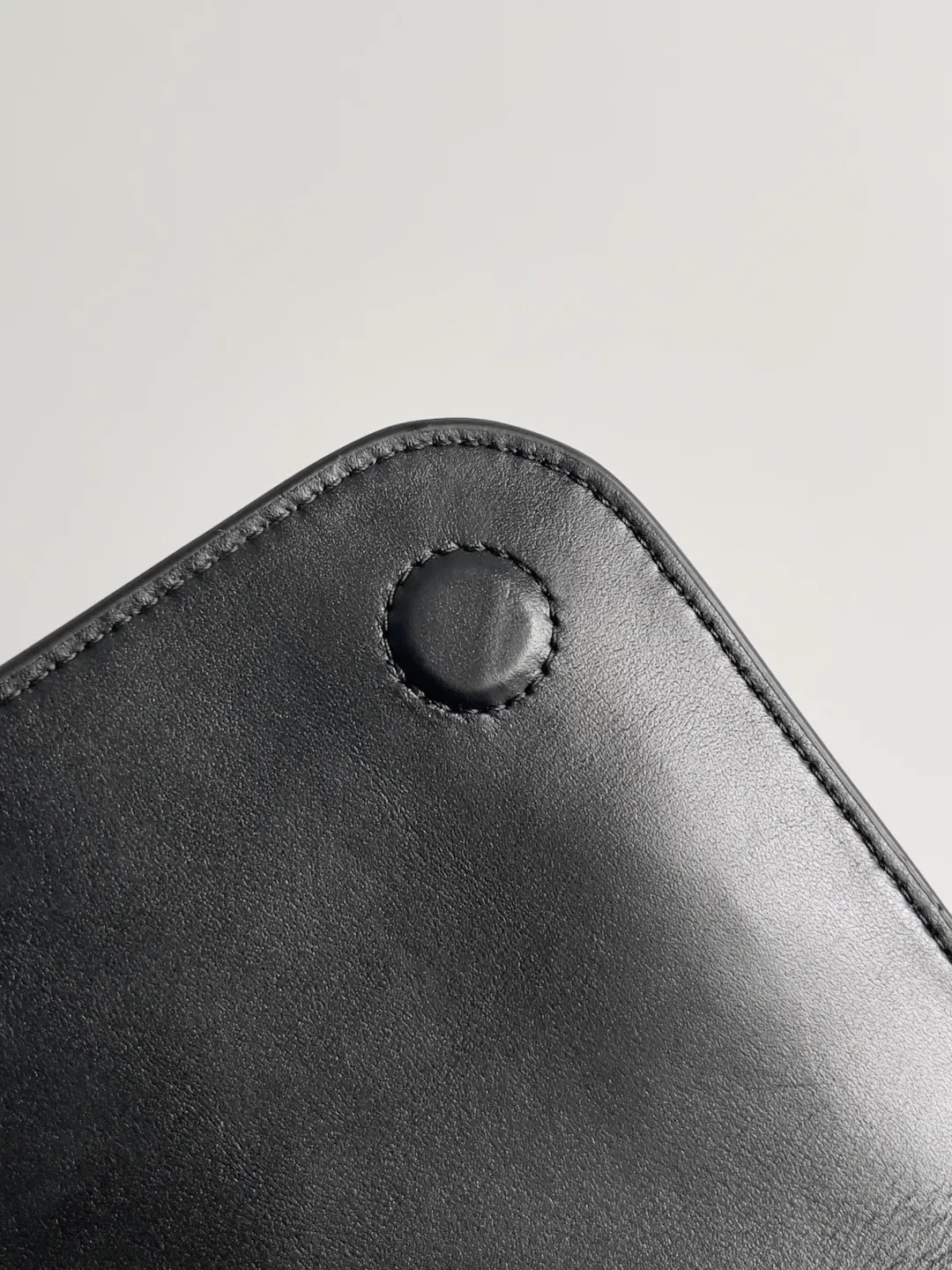 Batch 2460 Bottega Veneta's new men's Portfolio bag is a multi-functional and fashionable men's bag woven with cowhide, equipped with 1 internal zipper pocket and 2 flat pockets. It is absolutely no problem to store laptops, files and iPads. It is different from traditional briefcases. It is fashionable and versatile, and can be worn in formal or casual wear. It is super practical, extremely cost-effective, and feels practical minimalism! Style number: 795102 Size: 41*32*8cm
